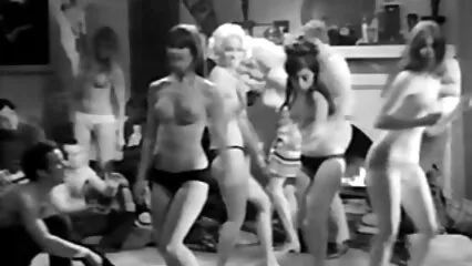 Putas sexy colombianas caseras follando disfrutan de esperma masculino durante gangbang