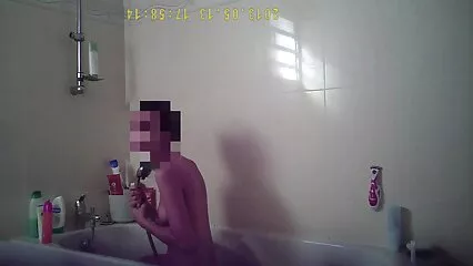 follando strapon y corriéndose juntos en un trío sexo casero de tetonas