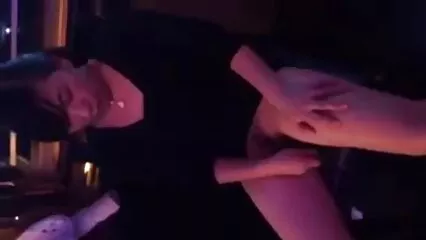 Exuberante con enormes tetas hizo videos caseros de esposas follando un punto para los hombres calientes