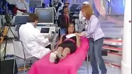 Sexo anal con un médico cojiendo a amas de casa vulgar en la cárcel