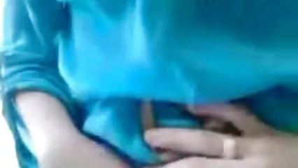 El sexo con una asiática comenzó con una parejas follando casero jugosa conejita y continuó con un beso