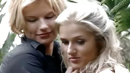 Elegante rubia Nance y follando con mama casero bellamente se masturba los dedos de su coño