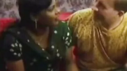Una mujer con dificultades para besar a una chica viejas casadas cojiendo ofendida.
