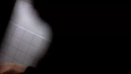 Desnudar a dogola y masturbarse en las escaleras, follando casero xxx con la micción