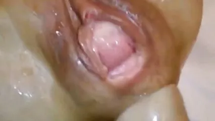 Estudiante negro con una sexo casero con enanos follada apasionada sobre la mesa.