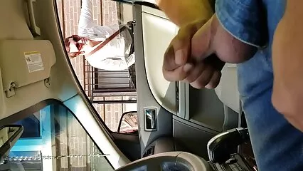 Pareja apasionada organizando un buen beso en el estacionamiento videos de amas de casa cogiendo