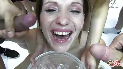 Hermosa con grandes tetas Brigitte B sedujo a un videos pornos caseros en la cosina joven levantador
