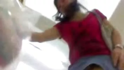 Chica flaca ama su polla con sus piernas, y el chico las amateur follando lame y las chupa