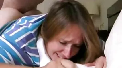 Chica empuja un gran consolador en su coño mojado mientras sube a videos caseros de esposos follando la mesa