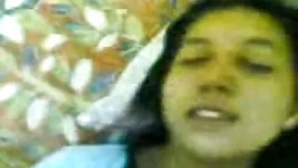 Puta tetona dulce gimiendo de orgasmo en videos caseros de negras cojiendo el baño