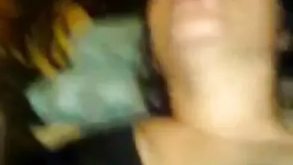 Besos rusos flacos durante foyando casero el masaje