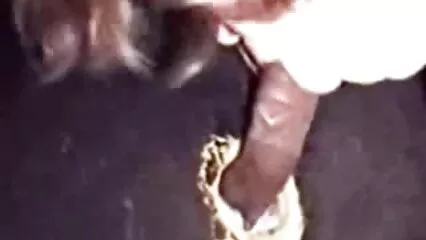 Mujer negra sexy videos caseros de ancianas lamiendo sus bolas y follando a un chico con un beso.