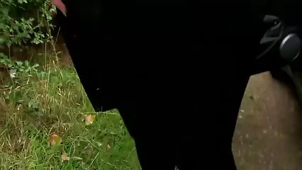 Chica trans negra corrida en grandes tetas después de un beso lesbianas cogiendo casero