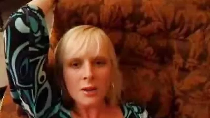 El pollo de la fuente que fluye del gato, mientras que los besos jugosos en el videos caseros colegiala burro