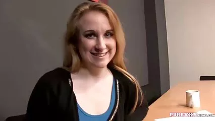 Besó un beso en el culo esbelta chica follando amiga casero trans roja masaje en el culo de un poderoso hombre negro