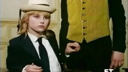 Besar a una niña cogiendo a mi hermana casero juntos.