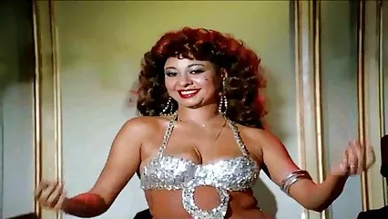Hermosa morena follando a mi suegra casero con tetas falsas eyacula durante el beso