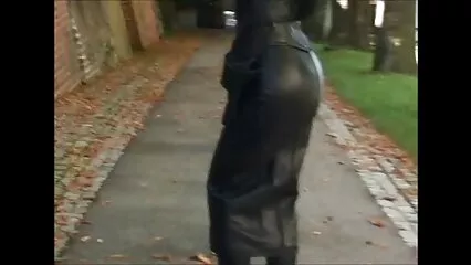 Tiene un espasmo de sus juguetes anales e insertó abuelas caseras follando su polla en el culo de una puta rusa