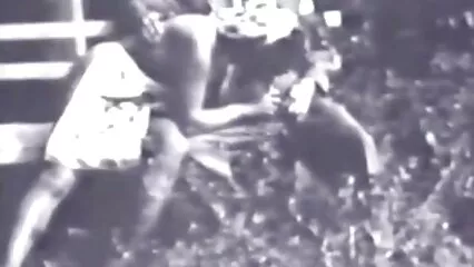 Hombre folla follando con la casera morena problema beso-tetas que sobresalen