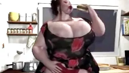 Milf con grandes tetas lame el coño y juega con gordas follando videos caseros un consolador
