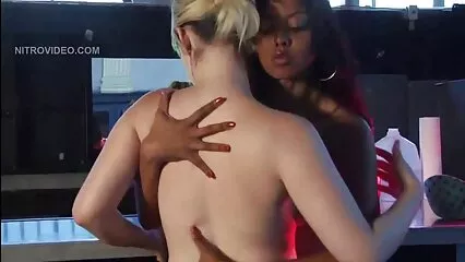 Belleza videos caseros parejas cojiendo flaca se sube al jacuzzi para masturbarse el coño afeitado