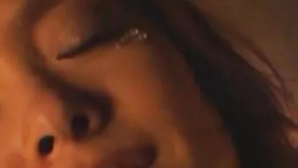 Un hombre negro besa a una videos pornos caseros de transexuales mujer negra y folla en la calle.