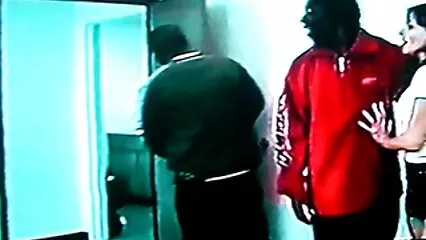 Sexo con la criada y cojiendo a amas de casa el propietario