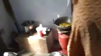 El hombre se folla a bideos caseros foyando su esposa en el coche con un beso.