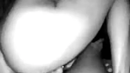 Chica rusa se quita las bragas videos caseros cojiendo duro blancas y comienza a masturbarse con un vibrador