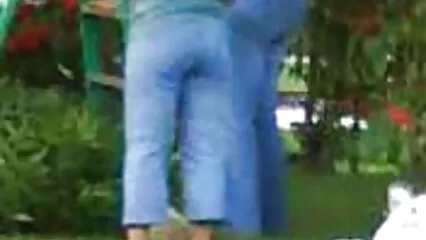 Un hombre con la cabeza rapada tiene relaciones sexuales con sexo casero con enanos un hombre gordo y luego eyacula en su boca.