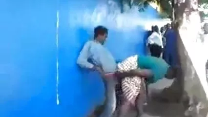 A través del agujero xxx caseros rusas en las medias, la niña mostró su coño en su cabello