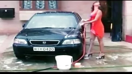 La chica comenzó a masturbarse frente al hombre y él xxx con mi amiga casero la besó en el ano