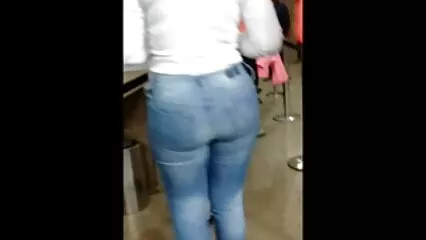 Chica se quita las bragas y lleva al orgasmo con foyadas caseras juguetes sexuales