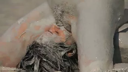 Puta rusa flaca recibe un beso en amas de casa cojiendo el coño de una palmera y folla en la calle