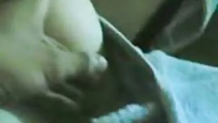 Una exuberante masajista en aceite chupó la polla de un chico y dejó videos caseros de abuelos que le lamiera el coño