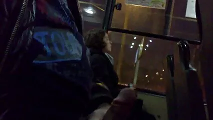 Puta masturbándose, lamiendo pollas, follada por el casero follando y haciendo cunnilingus con un beso
